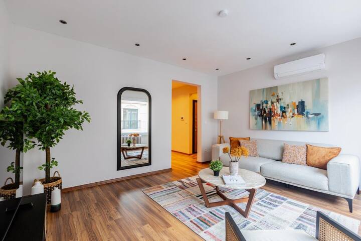 Spacious Modern 4-Bed/2Bath Central Oasis! #370 gallery image 4