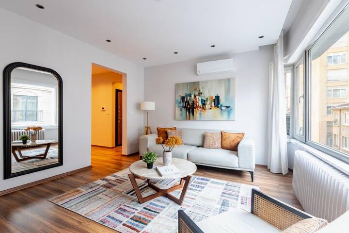 Spacious Modern 4-Bed/2Bath Central Oasis! #370 gallery image 3