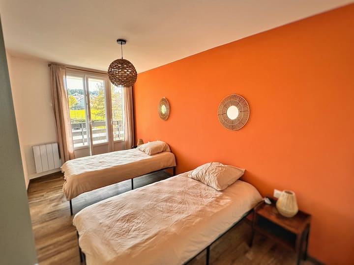 Habitación 1
2 camas individuales y acceso al balcón 