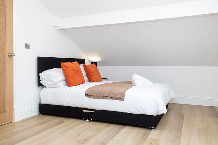 El dormitorio cuenta con un baño privado de lujo y una cómoda cama tamaño king.