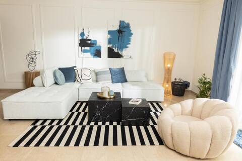 Champagne Sea View Apartment by BiNoBi!