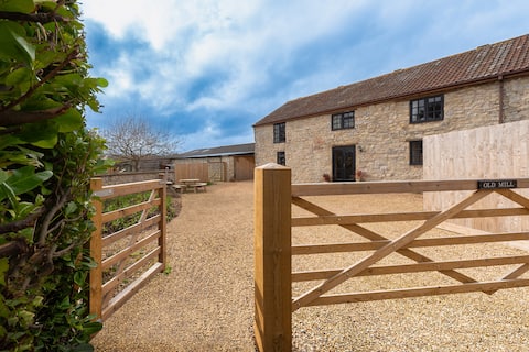 Rustic-luxe Stone Barn 4* Gold- hot tub, sleeps 7