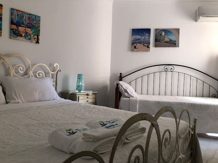 Მეორე საძინებელი კუინ-ბენით და ერთადგილიანი საწოლით