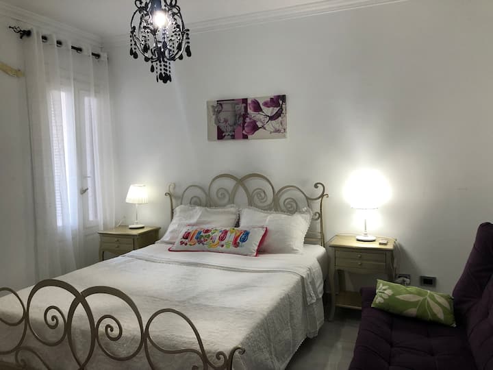 Მესამე საძინებელი ორადგილიანი საწოლითა და გასაშლელი დივნით.