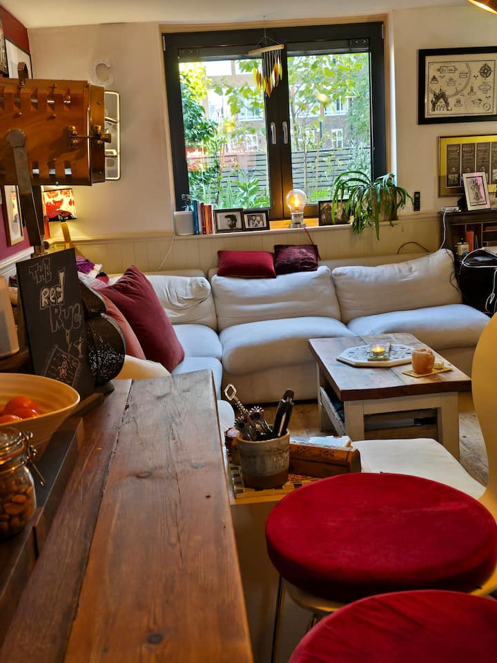 Double Bedroom. Cosy Home. Cat. - Greenwich