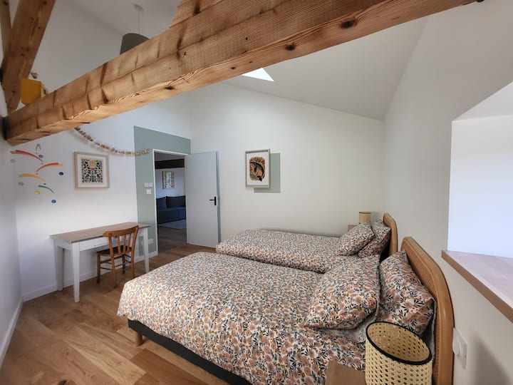 Dhomë gjumi me 2 90x200 krevate, velux elektrik dhe dollap.