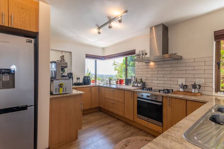 3BR Lakeside Home | Mountains & Beach Nearby gallery image 4