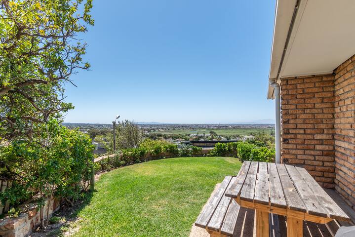 3BR Lakeside Home | Mountains & Beach Nearby gallery image 3