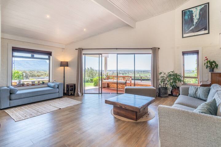 3BR Lakeside Home | Mountains & Beach Nearby gallery image 2