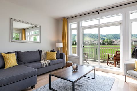 Top Airbnb: Gorgeous Two Bedroom Condo Overlooking Ski Hill in The Blue Mountains