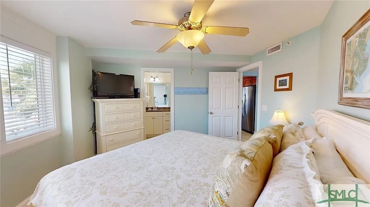 Spacious Tybee Condo With Pool 1 Block From Beach! - Tybee Island, GA