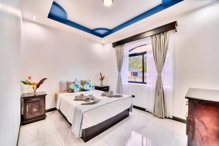 חדר בכסף נמוך, עם מיטת קווין ונוף לגינה