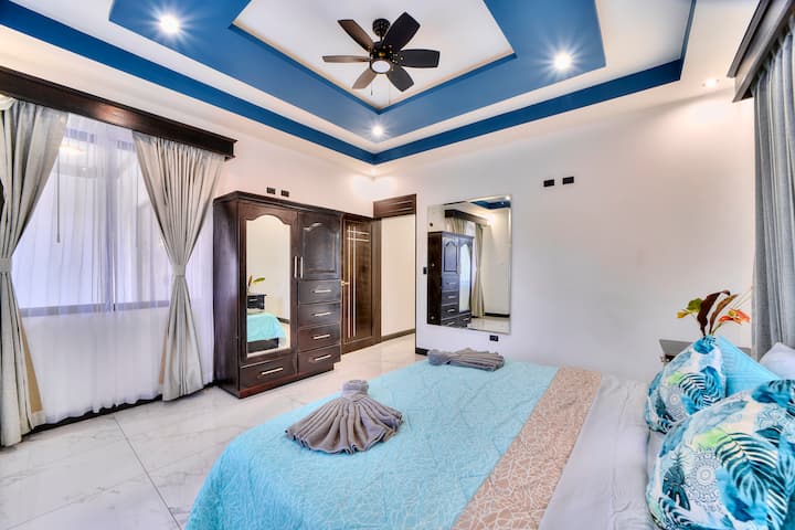 חדר בקומת הקרקע, עם ארון פרטי ונוף לגינה