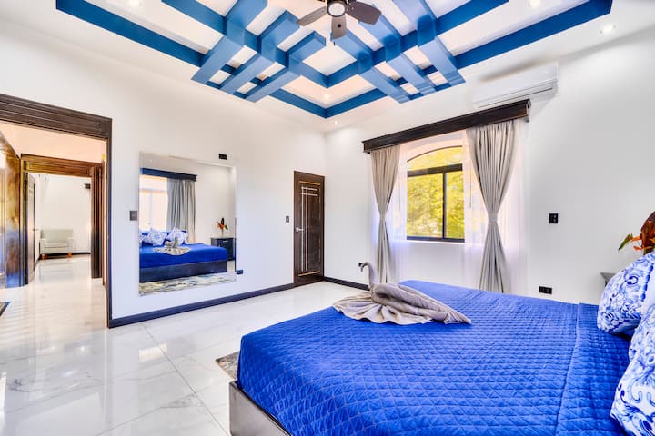 חדר למעלה, עם ארון פרטי ונוף לגינה, המדגיש את הסמניה הגדולה 