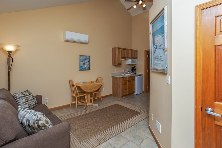 A Suite Place .5 Mi From Beach 6 - Michigan City, IN