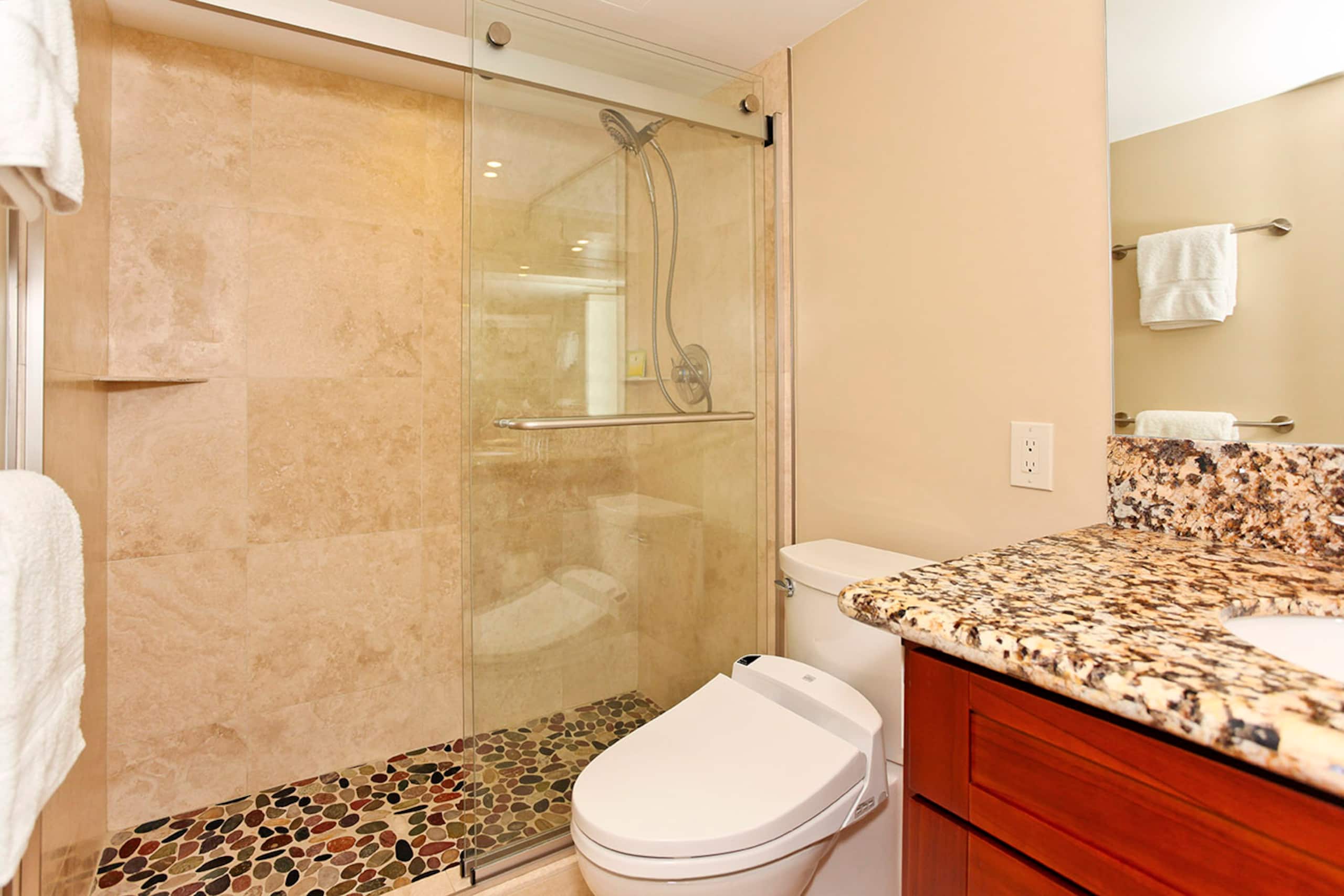 Condo in Honolulu · ★4.79 · 2 bedrooms · 4 beds · 2 private baths - Image 1
