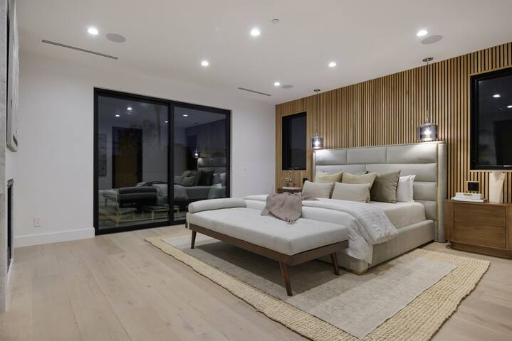 Modern Studio City 4BD Farmhouse w/ Office gallery image 4