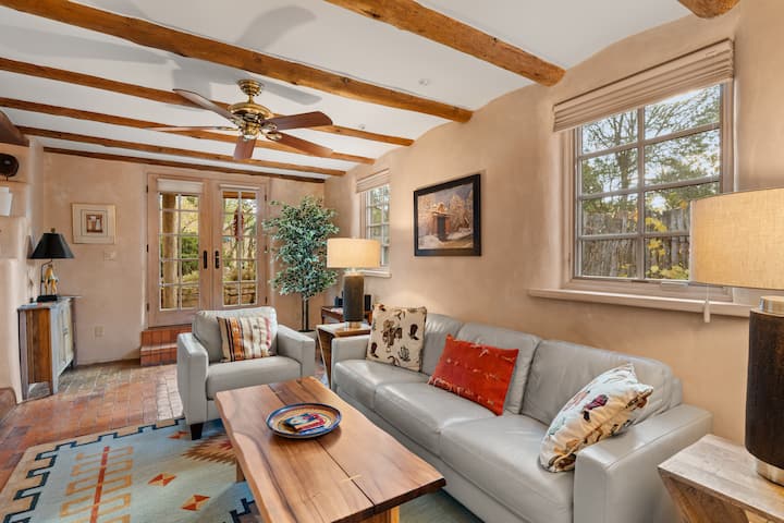Mariposa Haven: Adobe W/kiva Fireplace Near Canyon - Santa Fe, NM