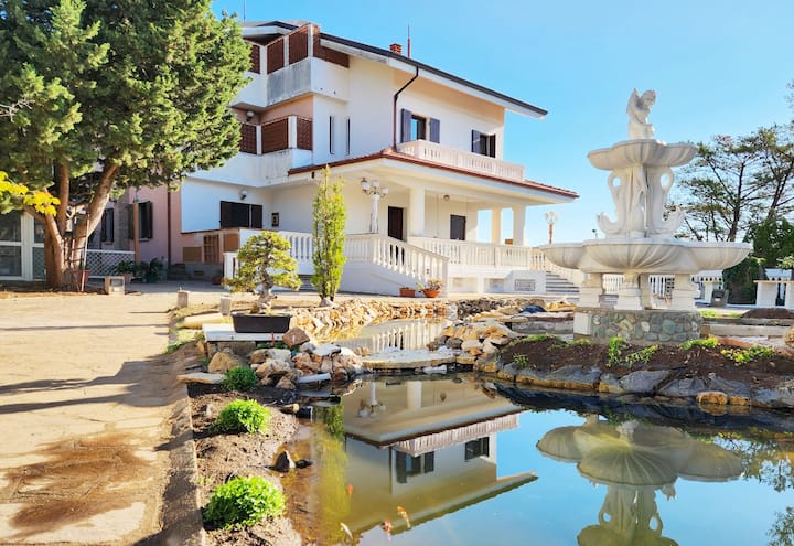 Spacious Family Villa With Pond - Catanzaro
