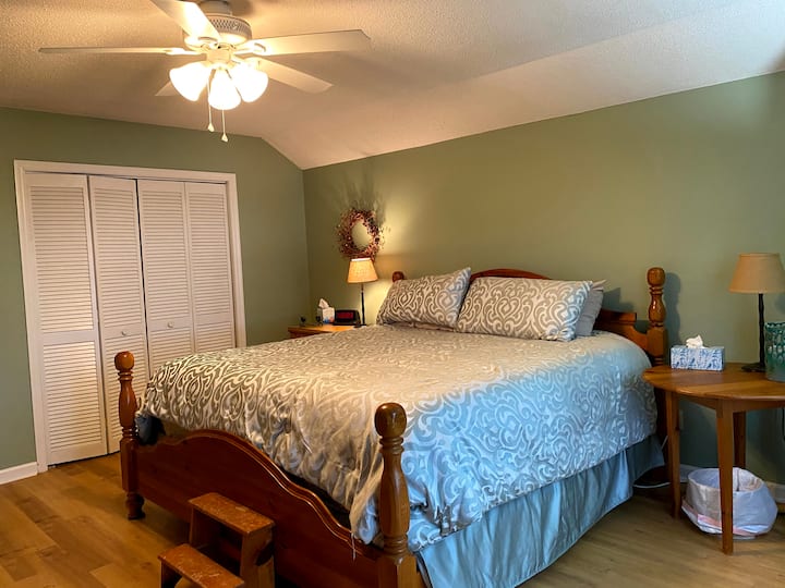 Dormitorio verde en la planta superior #2 con una cama tamaño king California súper cómoda.