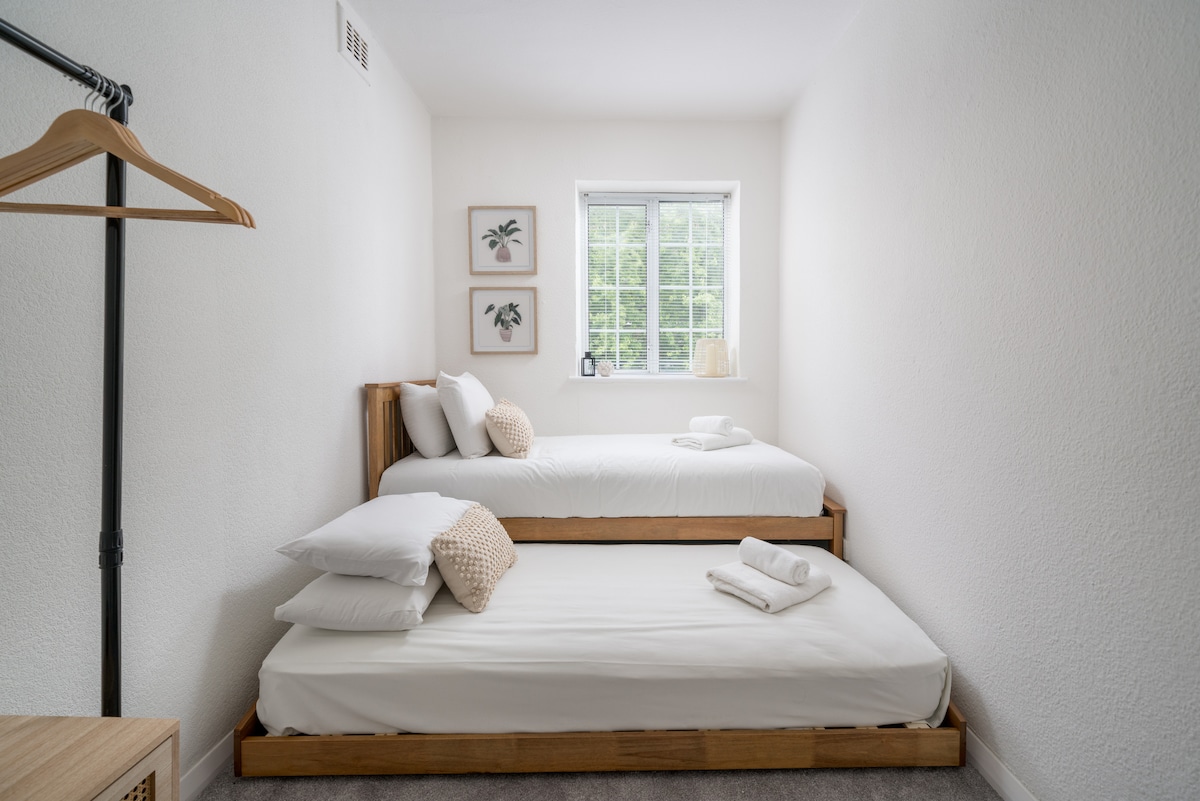 Comodidad minimalista: ¡cama extraíble, estantes colgantes y luz solar!