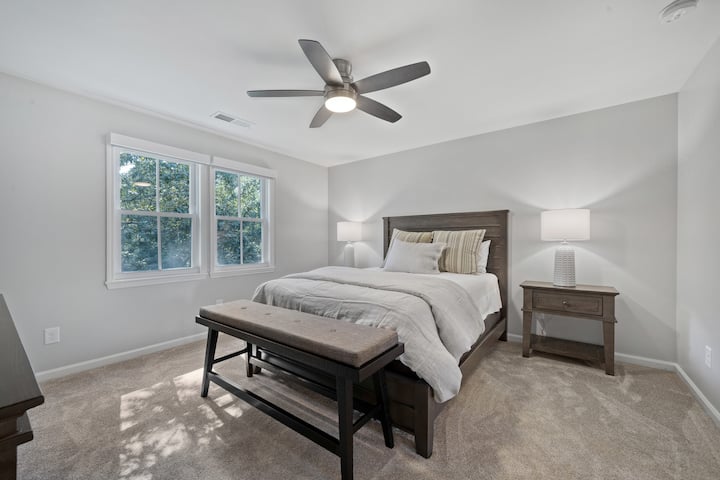 غرفة النوم 2 في الطابق العلوي (تحتوي على سرير كينج الآن)