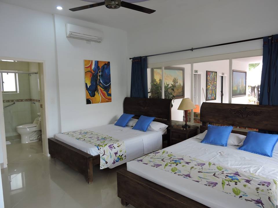 Chumba cha watu wawili chenye nafasi kubwa chenye mtindo safi na mahiri, bora kwa ajili ya kupumzika baada ya siku iliyojaa jasura. Bafu la kujitegemea limejumuishwa!