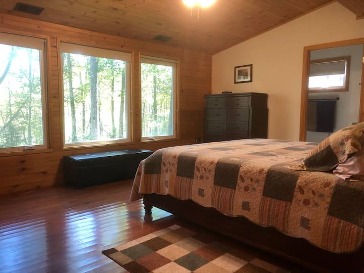 Chumba kikuu cha kulala chenye starehe chenye mwonekano! 