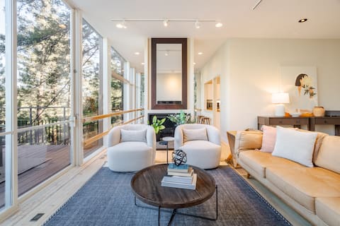 Modern Glass Treehouse Refuge in Redwoods