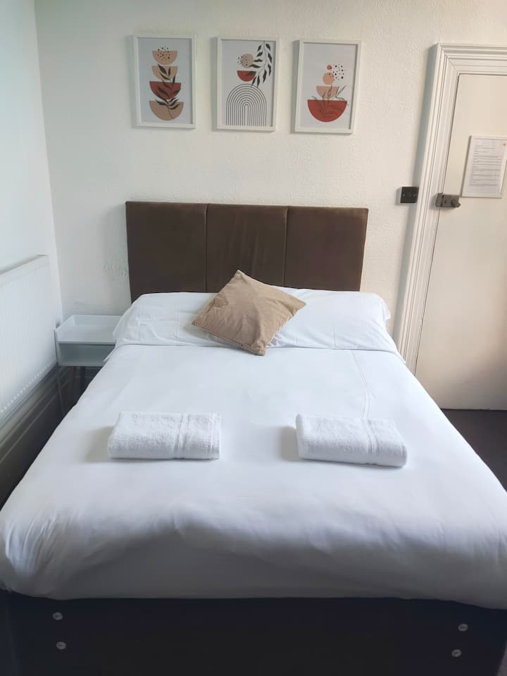 Group Room Ensuite (Double+bunk Bed)- Long Stay - Brighton