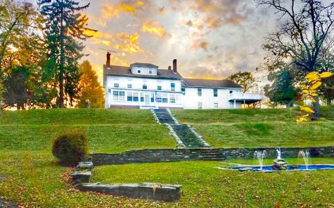 Farm Mansion HotTub, Pets, Wood Stove, Ski, 1hr NY