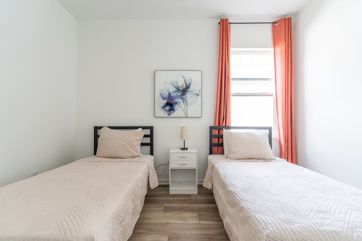 シングルベッド2台
-スマートテレビ（パスワードを持参）
-ハンガー付きクローゼット