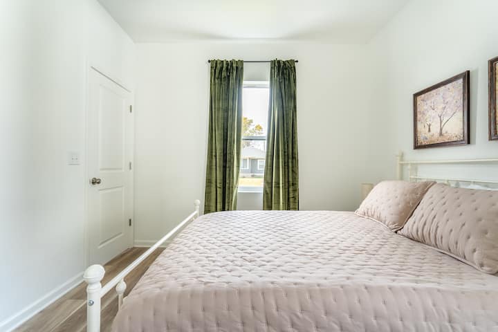 クイーンベッド1台
-スマートテレビ（パスワードを持参）
-ハンガー付きクローゼット