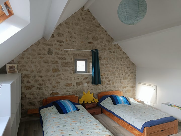 ห้องเด็ก 2 เตียง 1 คน 90x190 มีหมอนและชุดผ้าปูที่นอนให้ 