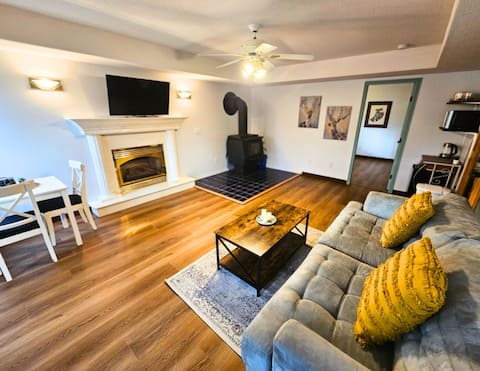Top Airbnb: Falls Explorer - Hummingbird Suite in Thompson Nicola