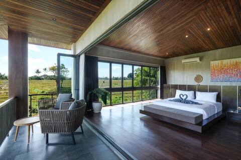 Stunning brand new 8bd villa