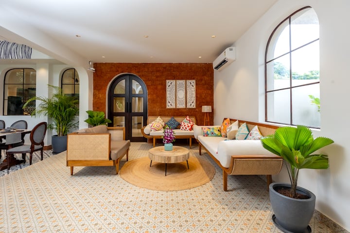 6BR Luxe Villa w/Pool Near Beach