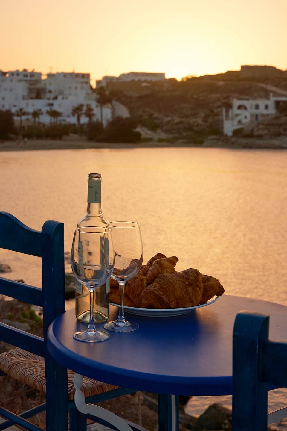 A sea-view flat on the harbour at Naousa, Naousa, Paros, Greece, photo 9 of 10