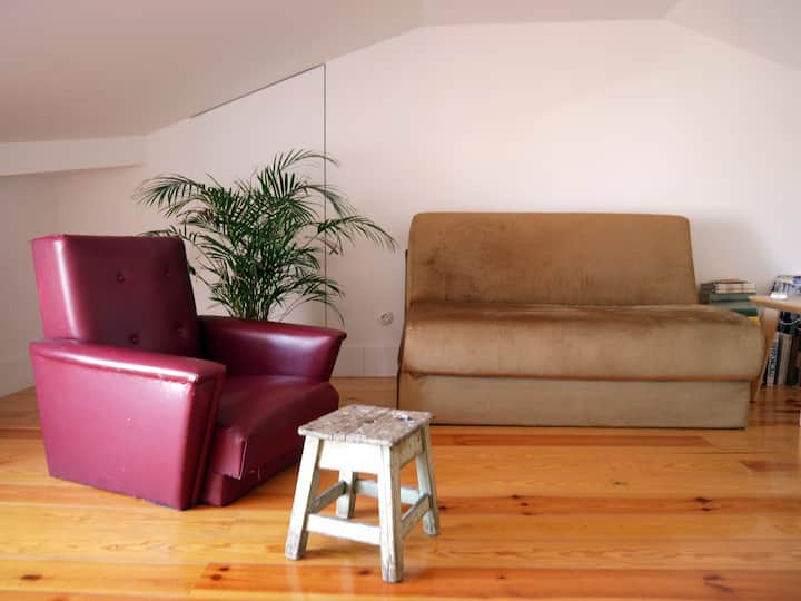 עליית גג - סלון II -  נוף לטחו, מרפסת, מיזוג אוויר, ספה נפתחת ושירותים