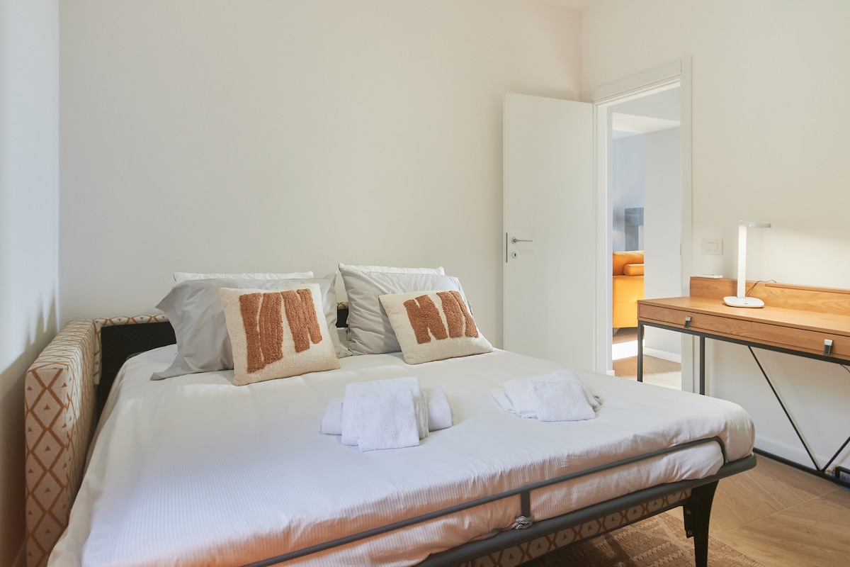 Студио и гостинска соба со двоен кауч на спуштање