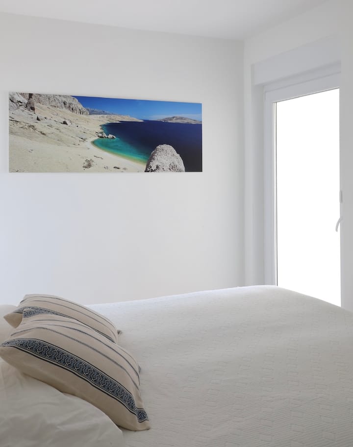 卧室配备加大双人床（或两张独立的床，您喜欢哪种），海景阳台/凉廊、蚊帐。