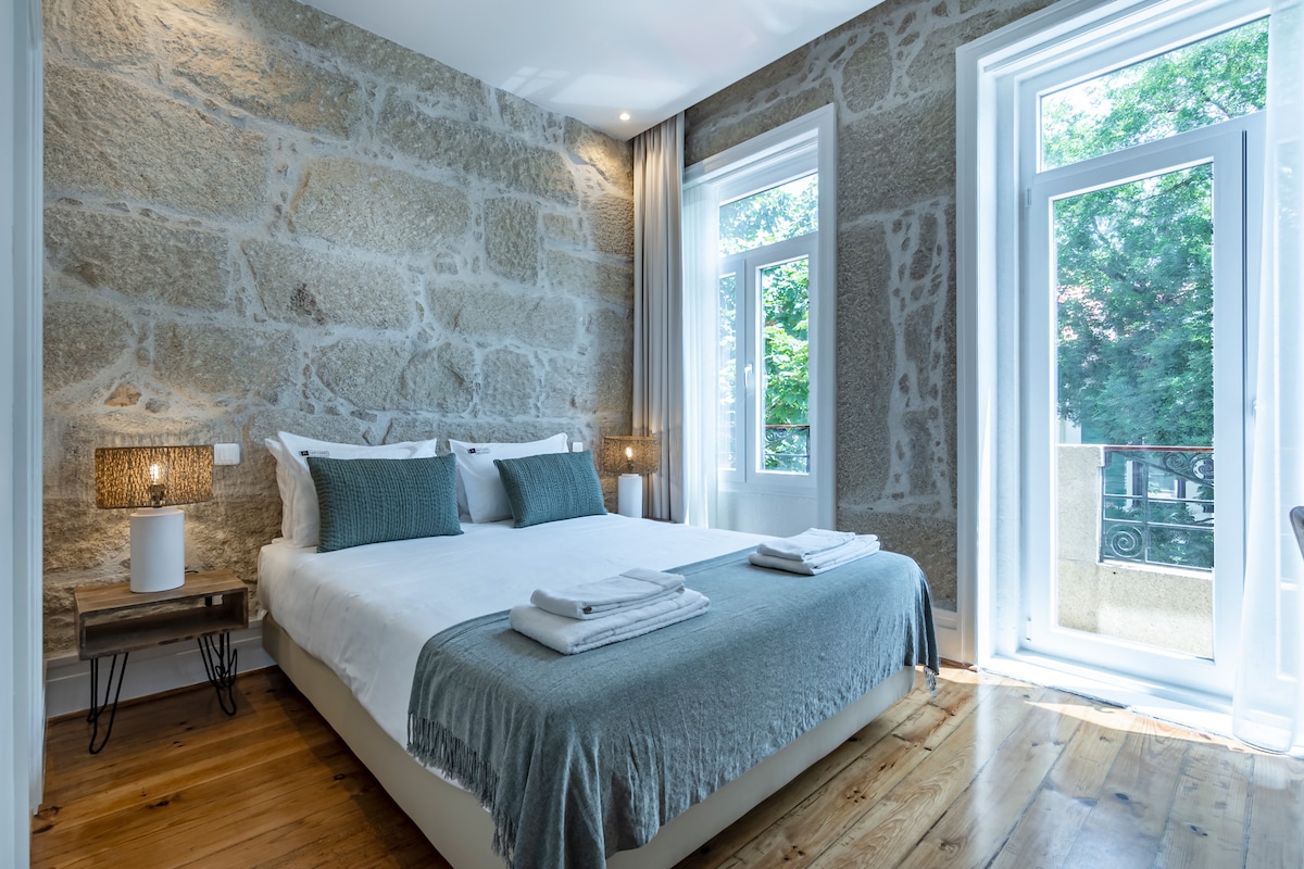Ribeira River House — view 3