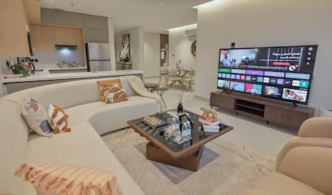 3BR|Stylish Stay w/75” TV& Fiber WiFi |Smart Entry