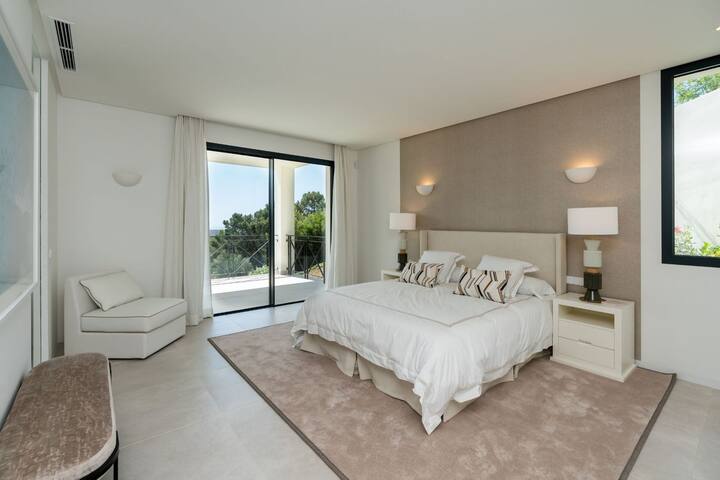 Modern villa, amazing views!