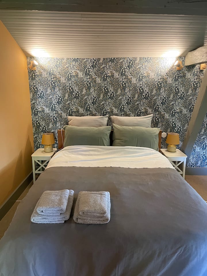 Premier étage avec lit d'enfant dans la chambre.