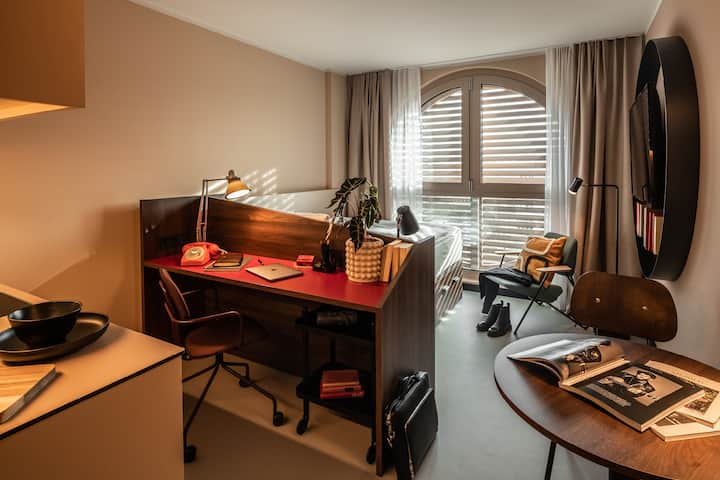 1-zimmer Apartment Mit Schreibtisch Und Balkon - Munich
