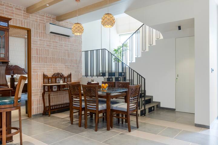 Dining area image 2