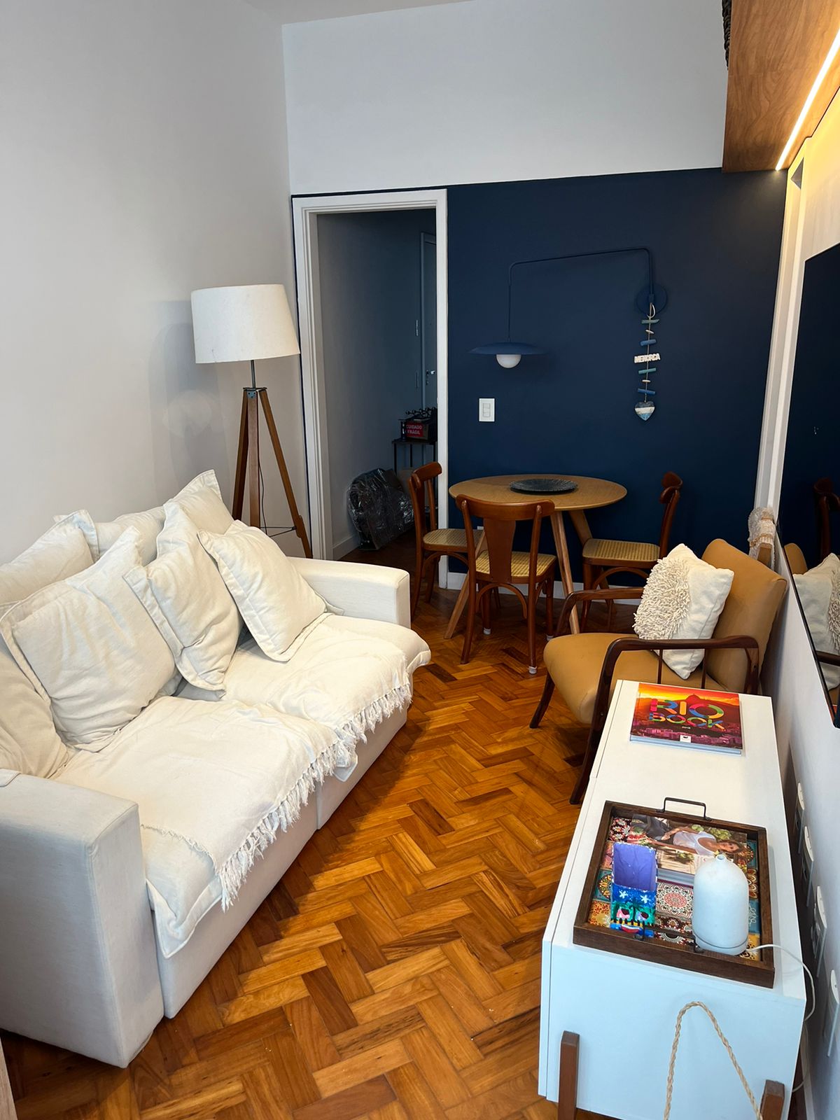 Chumba chenye nafasi kubwa na mwanga mzuri wa asili na uingizaji hewa.