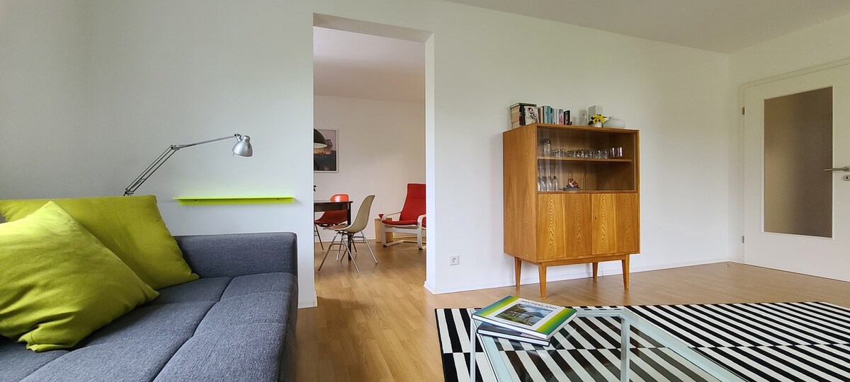 Angrenzend an das Wohnzimmer ist der Essbereich.  