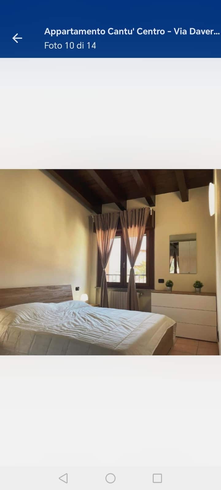 חדר שינה ראשי עם ארון מרווח מאוד. ריהוט עם מגירות ותאורה מעולה. 